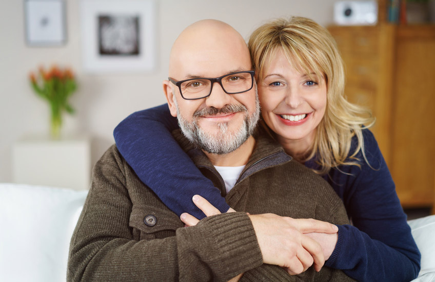 glückliches best-ager paar zu hause